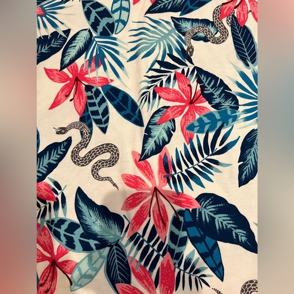 Hollister Large Floral/snake Curved Hem Tee - Medium. - Picture 2 of 3